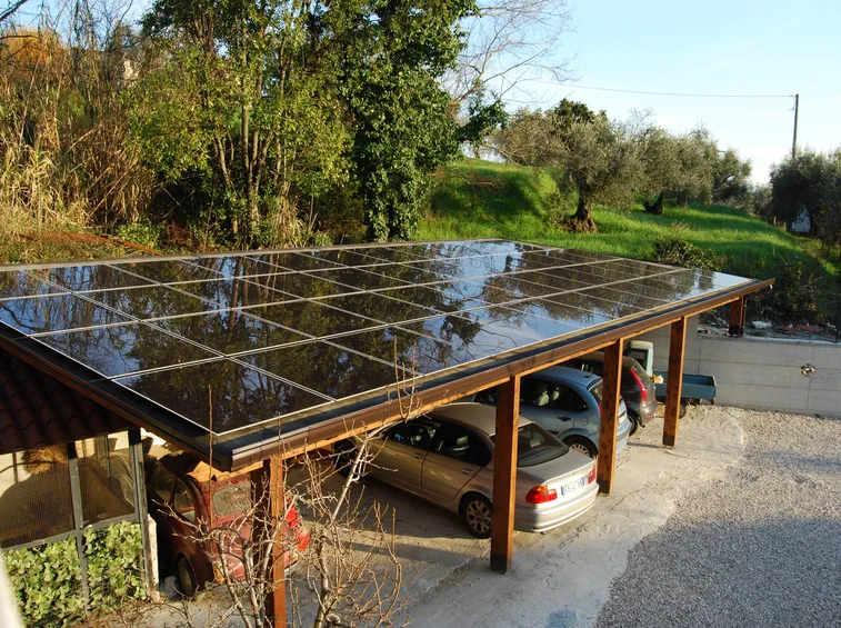 Pensilina fotovoltaica con parcheggio per auto
