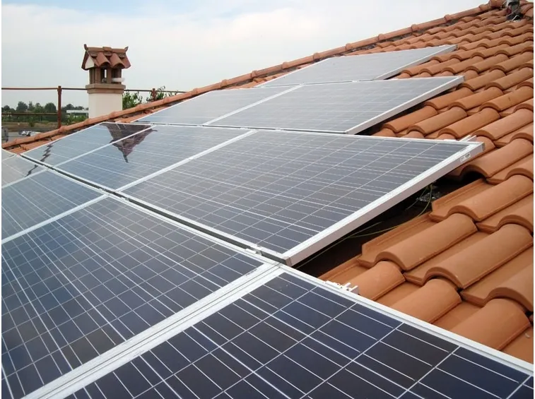 Impianto fotovoltaico costruito sul tetto di un'abitazione
