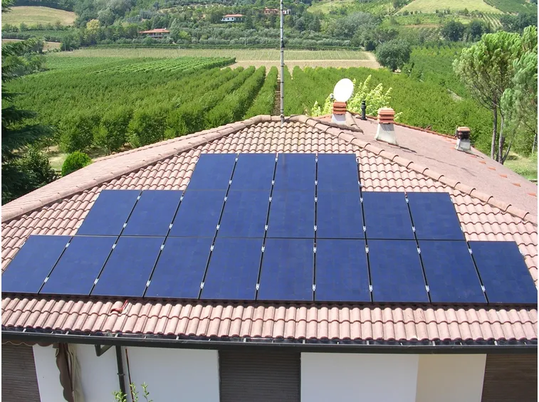 Pannelli fotovoltaici sul tetto di una casa