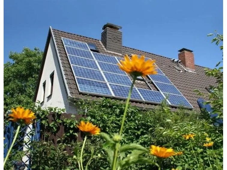 Pannelli fotovoltaici a tettoFonte: www.integrasystemi.it