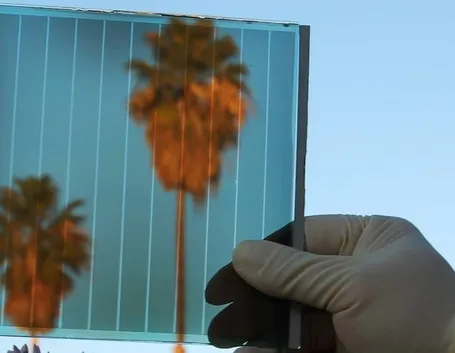 Pannello solare trasparente che continua a fungere da finestra