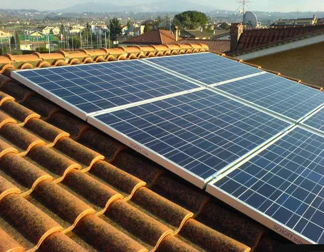 Pannelli fotovoltaici sul tetto di una abitazione