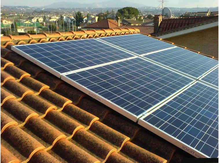 Pannelli fotovoltaici installati sul tetto di un’abitazione