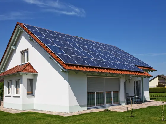 Schema del funzionamento di un impianto fotovoltaico.