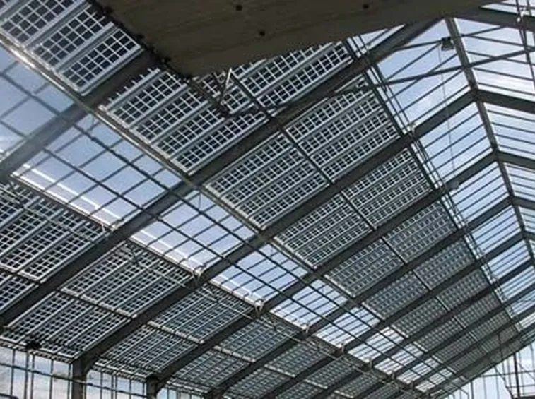 Esempio di impianto fotovoltaico integrato che costituisce il tetto di un edificio industriale.