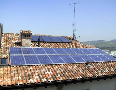 pannelli solari sul tetto di una casa