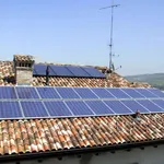 pannelli solari sul tetto di una casa
