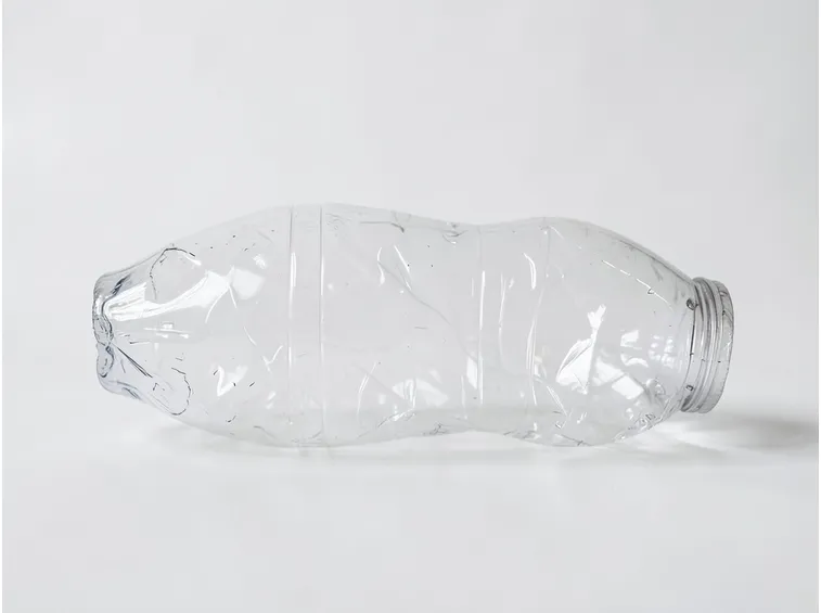 bottiglia di plastica schiacciata