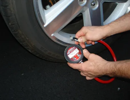 Controllo gomme con il manometro.