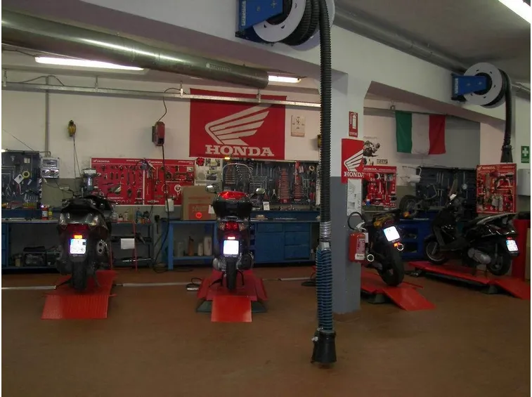 Dei motocicli in attesa di revisione, in officina.