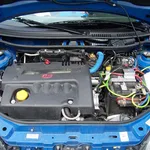 Auto con cofano aperto