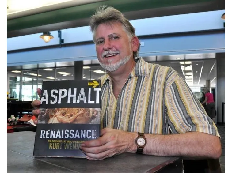 Wenner con il suo libro