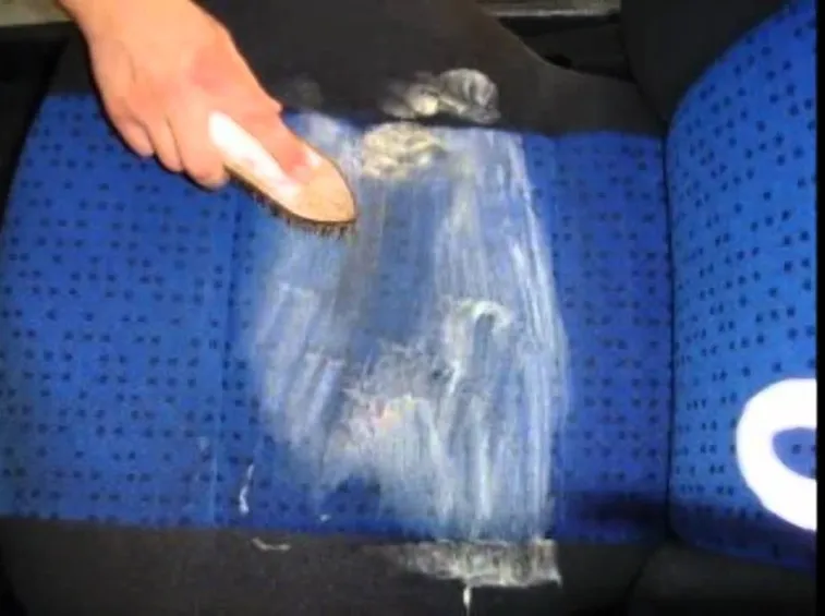 Pulizia di un sedile in tessuto