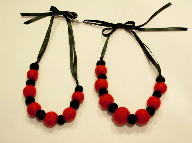 una collana artigianale di lana