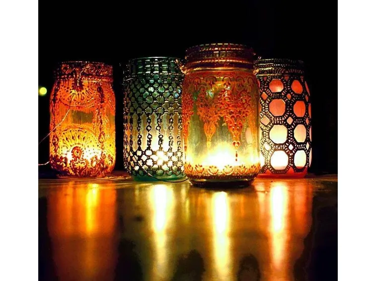 candele in barattoli colorati