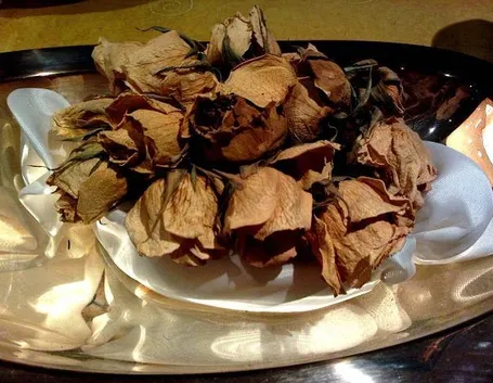 Realizzare fiori secchi: pressatura