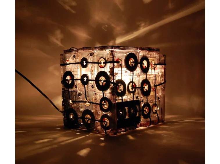 Lampada fatta con le musicassette