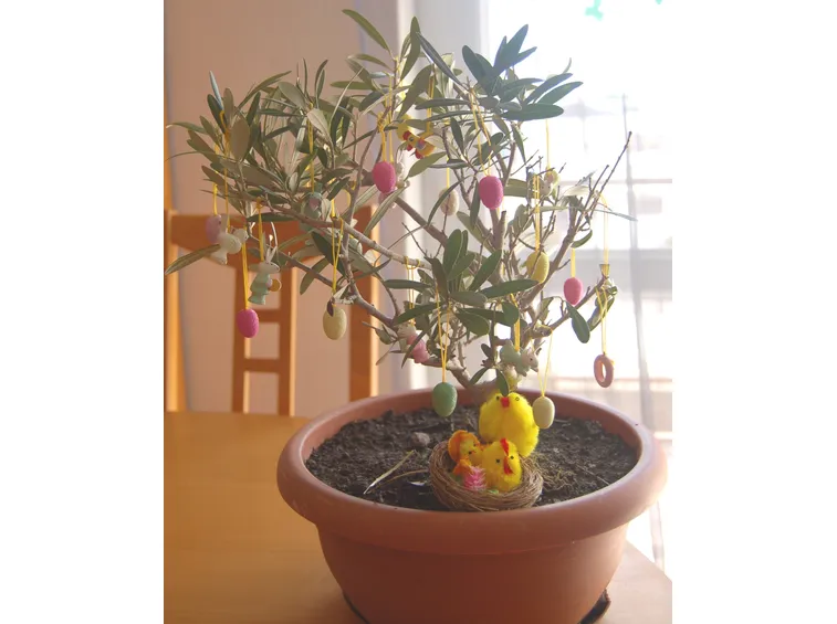 Albero di Pasqua con foglie verdi