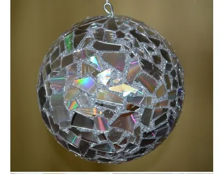 Pallina decorata con pezzi di cd