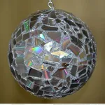 Pallina decorata con pezzi di cd
