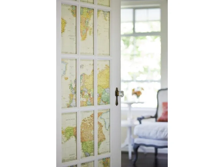 La porta decorata con disegni firmati
