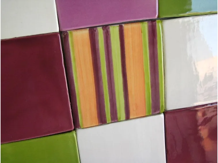 Esempio di piastrelle decorate in cucina