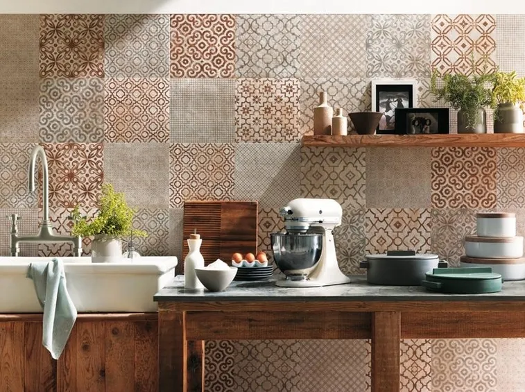 Piastrelle decorate in bagno