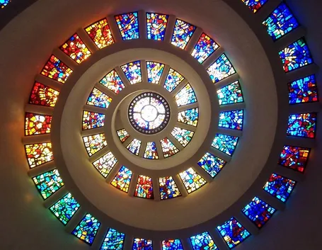Vetrate artistiche in cima ad una chiesa