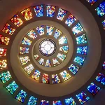 Vetrate artistiche in cima ad una chiesa