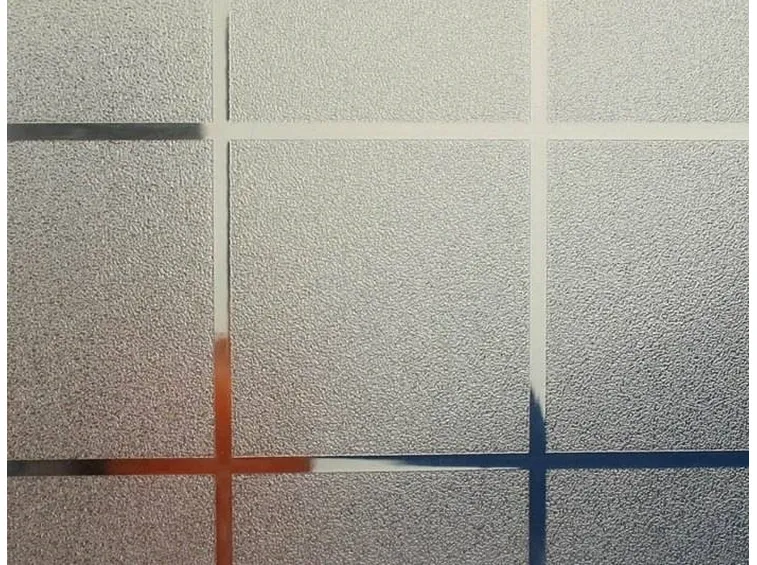 Esempio di vetro satinato preparato con la tecnica della sabbiatura