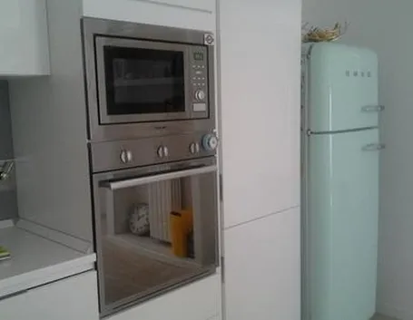 Piccola cucina con forno a colonna