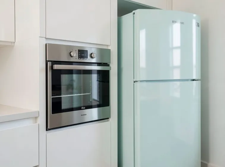 Piccola cucina con forno a colonna