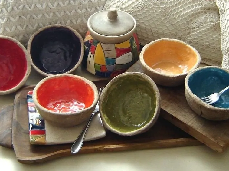 Oggetti in terracotta decorata