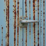 Porta attaccata dalla ruggine