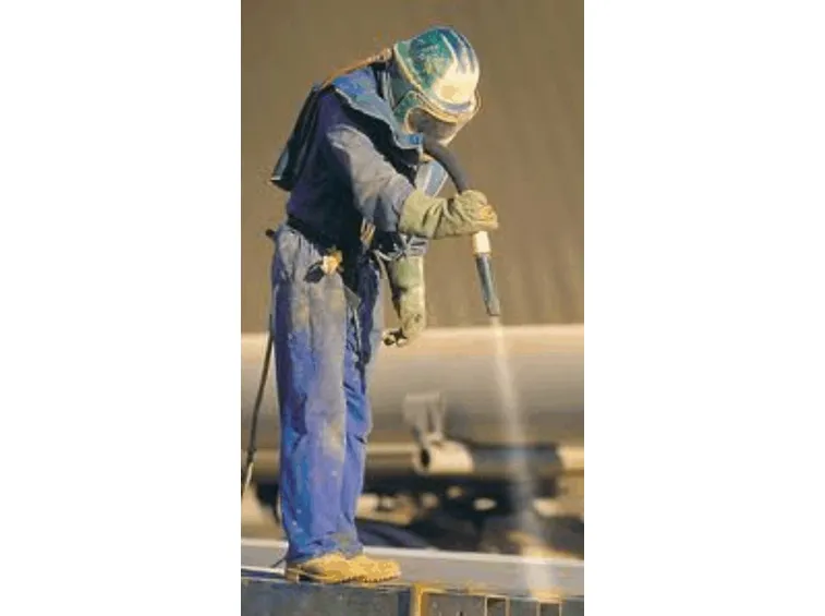Lavoratore mentre effettua la sabbiatura
