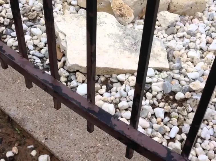 vecchia vernice su ferro