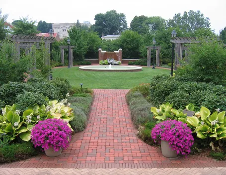 giardino con pavimentazione ruvida