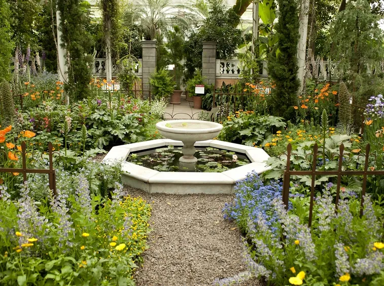 incantevole giardino con fontana