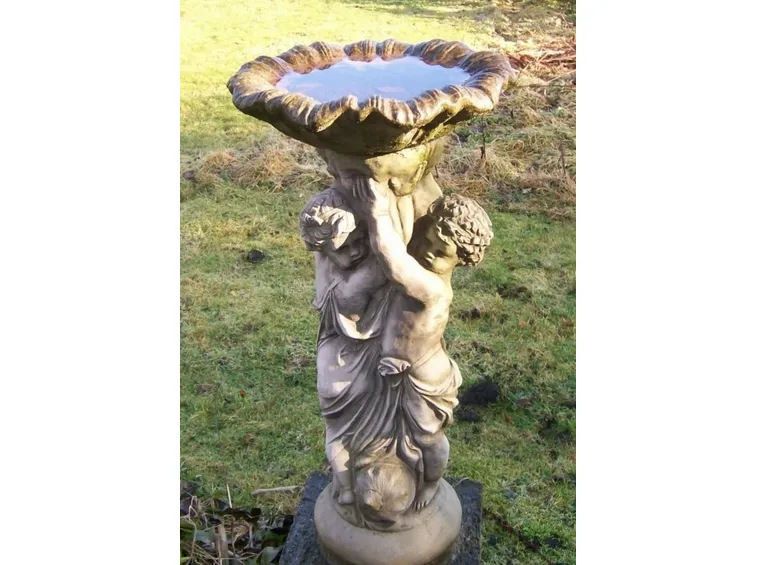 Statua con bagno per uccelli