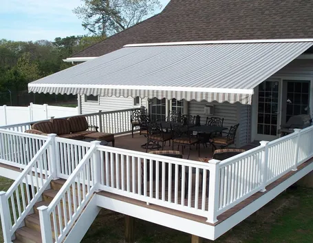 Una tenda per proteggere il balcone della ditta canvas & awnings