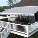 Una tenda per proteggere il balcone della ditta canvas & awnings