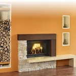 caminetto moderno con rivestimento in pietra