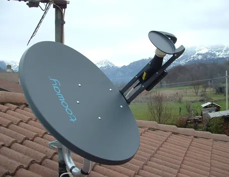 Antenna parabolica montata su un tetto