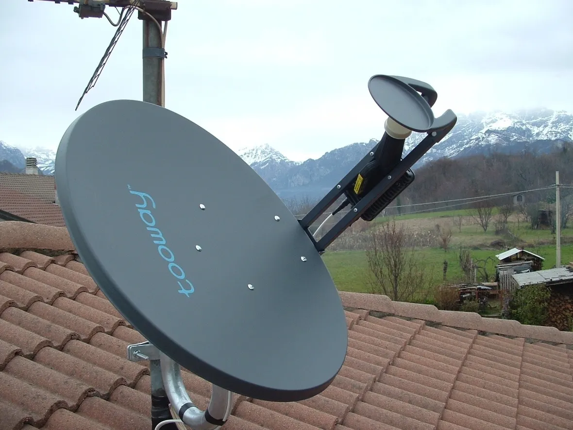 Antenna parabolica montata su un tetto