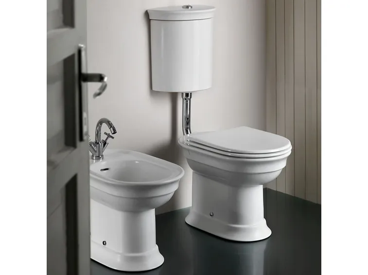 Un WC con cassetta a zaino