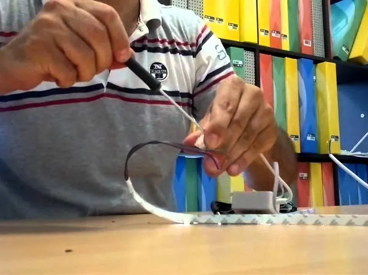 Collegamento elettrico di una striscia LED
