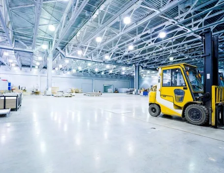 Illuminazione in magazzino industriale