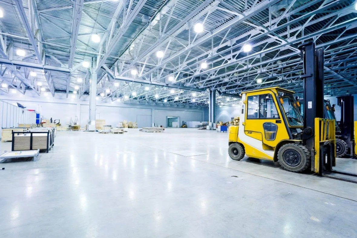 Illuminazione in magazzino industriale