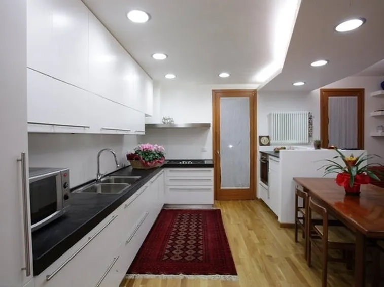 Luce nuova con faretti inseriti nel controsoffitto