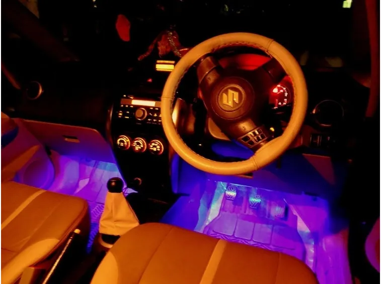 Automobile con illuminazione interna a LED